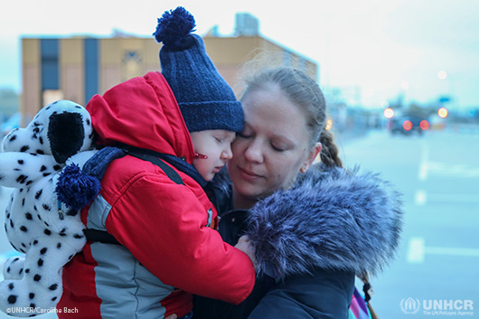 Sveta Makarenko and her 18-month-old son Nikolai were among more than 200 refugees from Mykolaiv in southern Ukraine who arrived by bus at the Palanca crossing on Moldova’s border with Ukraine. UNHCR, Moldovan officials and partner organisations provided support, information and transportation.